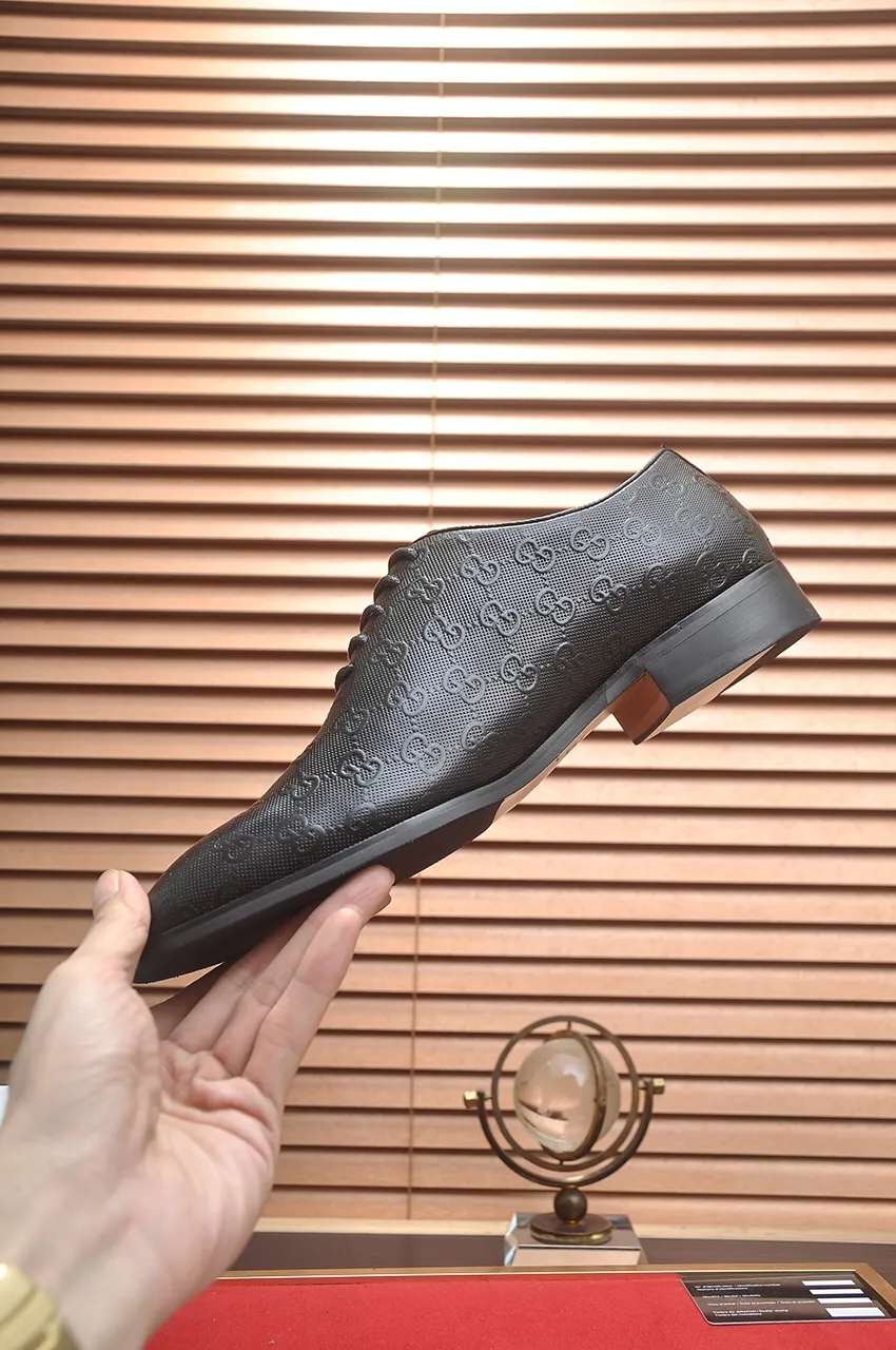 Men's shoes💰500💶Italy's top luxury men's shoe giant (GUCCI) (Gucci) (full cowhide lining) new arrival🍃Original European style🔰 Pleasant to the eye😍In order to make the shoes more durable and non-deformable🌀The production continues to follow traditional methods but there is still no lack of innovation💪Choose original sheepskin for the leather♻️ Smooth and natural And extra bright ⭐Made of imported cowhide, the first choice of rich people 38-45 (45 customized)